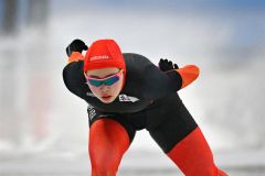 【女子１５００メートル】バックストレートを力走する奥秋智佳（白樺学園）＝金野和彦撮影