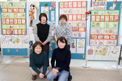 清水郵便局で開かれている年賀状展とななかまどの会の会員