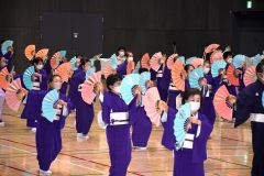 約１００人で民踊を踊る参加者ら