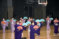 約１００人で民踊を踊る参加者ら
