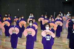 約１００人で民踊を踊る参加者ら