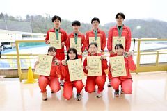 ２０００メートルリレーで白樺学園の男女が共に優勝を果たした。（前列左から）坂上瑠璃、佐伯紅葉、奥秋智佳、鎌田璃子。（後列左から）宮坂大地、藤中秀斗、辻本颯芽、軍司冬馬（金野和彦撮影）