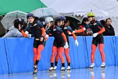 男子２０００メートルリレーで優勝した白樺学園。リンクサイドの仲間とタッチを交わす（左から）辻本颯芽、宮坂大地、藤中秀斗、軍司冬馬（金野和彦撮影）