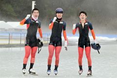 男子団体追い抜きで優勝を飾りガッツポーズをして笑顔を見せる白樺学園チーム（左から）堀川雄大、立花英太郎、佐藤哲太（金野和彦撮影）