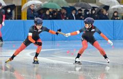 【男子２０００メートルリレー】白樺学園の三走の藤中秀斗（右）からアンカー辻本颯芽（左）へバトンが渡る（金野和彦撮影）