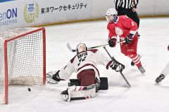 【２回戦・清水―法政、早実合同】第１ピリオド、清水のＦＷ下坪丈馬（赤いユニホーム）がゴールを決め、２―０とする