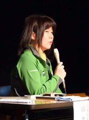 第一部で日高山脈の魅力と国立公園化について講演する山北育実自然保護官