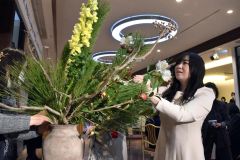 初生けを行う会員