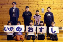 子どもらが自身の身を守るための行動をまとめた標語を確認する児童と池田巡査長(後列左)