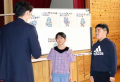 池田巡査長(左)が不審者に扮して児童らは対応を実践的に学んだ