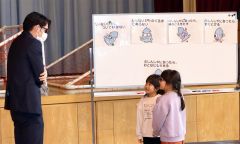 池田巡査長(左)が不審者に扮して児童らは対応を実践的に学んだ
