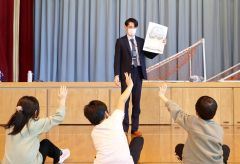 講話する池田巡査長