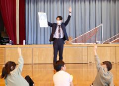 講話する池田巡査長