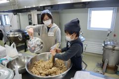 みそづくりに挑戦する親子