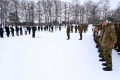 米沢市長らが会場を慰問し、滑り台や氷雪像づくりを行う自衛隊を激励した