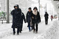 降りしきる雪の中を登校する高校生（２３日午前８時１５分ごろ、須貝拓也撮影）