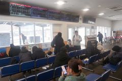 バス待ちの市民らが多く集まったＪＲ帯広駅バスターミナル（２３日午前９時半ごろ）
