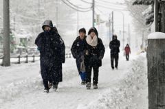 降りしきる雪の中を登校する高校生（２３日午前８時１５分ごろ、須貝拓也撮影）