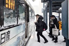 帯広駅バスターミナルから芽室駅行きのバスに乗る高校生ら（２３日午前７時半ごろ、須貝拓也撮影）