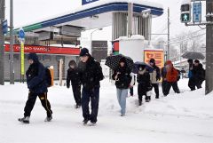 雪の中を登校する高校生（２３日午前８時１５分ごろ、須貝拓也撮影）
