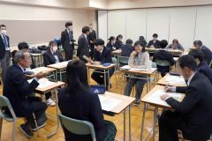 町議と意見交換する上士幌高生