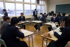 町議と意見交換する上士幌高生