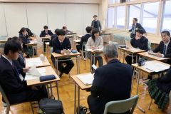 町議と意見交換する上士幌高生