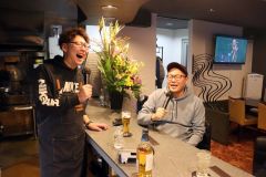来店客とカラオケをする沼澤さん（左）