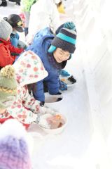 氷のお面を洗面器から取り出す児童(24日午前9時35分ごろ、平栗玲香通信員撮影)