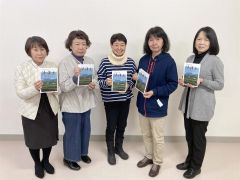 沖積土第５４号を手にＰＲする編集委員ら（中央が和田委員長）