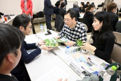 パンフレットを見せながら話す参加者