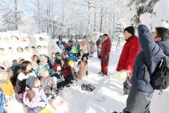 氷のお面と記念撮影する児童(24日午前9時45分ごろ、平栗玲香通信員撮影)
