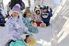 氷のお面を見せる児童(24日午前9時35分ごろ、平栗玲香通信員撮影)