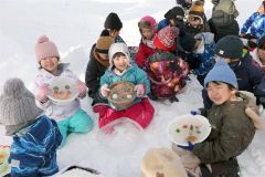 氷のお面を見せる児童(24日午前9時半ごろ、平栗玲香通信員撮影)