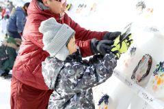 氷のお面を並べる児童(24日午前9時40分ごろ)