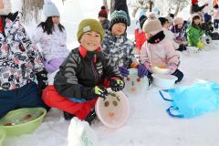 氷のお面を見せる児童(24日午前10時ごろ、平栗玲香通信員撮影)