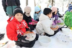 氷のお面を見せる児童(24日午前10時ごろ、平栗玲香通信員撮影)