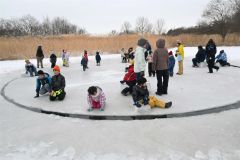 同パーク内の大池につくった「アイスカルーセル」を楽しむ来場者ら