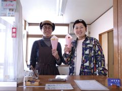 無農薬などにこだわった総菜やクレープを販売する鶴屋旅館の馬場龍太さん（右）と明香さん夫妻