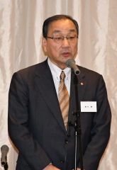 あいさつする鈴木氏
