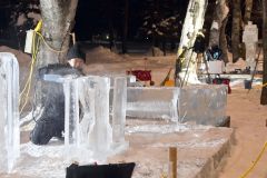 ４０回の節目を迎えた道氷彫刻展帯広大会が幕開けし、夜間も製作に励む参加者ら。競技時間は２６日までの約４０時間で、昼夜問わず氷を組み上げ、削り、細部を仕上げる（２４日午後８時１０分ごろ、帯広市緑ケ丘公園）