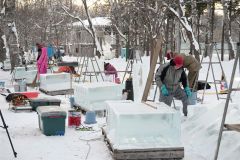 ４０回の節目を迎えた道氷彫刻展帯広大会が幕開けし、製作にとりかかる参加者。競技時間は２６日までの約４０時間で、昼夜問わず氷を組み上げ、削り、細部を仕上げる（２４日午後３時５０分ごろ、帯広市緑ケ丘公園）