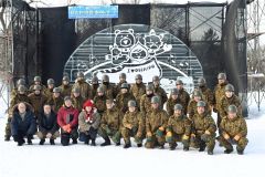 自衛隊から実行委員会に引き渡された氷のレリーフと巨大滑り台。開幕を目前に控え、会場は来場者を迎える準備が整った