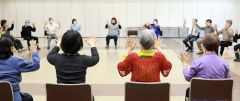 脳トレに取り組む参加者