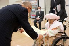 飯田町長から表彰状を受け取る石山さん（右）