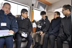 コンパクトな車内で説明を受ける米沢市長（右）ら