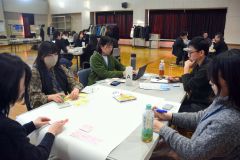 地域おこし協力隊とＯＢが交流　活動や将来語り合う 3