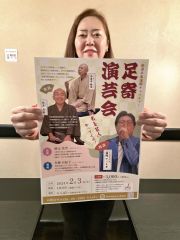 ポスターを手にして、「みんなが笑顔になれるように心を込めて歌いたい」と意気込む佐藤さん