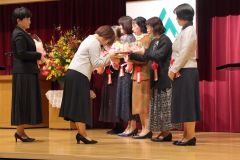 感謝状を受け取る歴代のＪＡ女性部部長