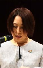 あいさつする吉田部長